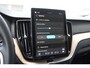 Volvo XC60 T6 350PK Plug-in hybrid AWD Ultra Dark / Adaptieve Cruise control / Head-up Display / Elektrisch glazen panorama-dak / Elektrische stoelen met geheugen / Stuurverwarming / Stoelverwarming v+a / 360 Camera / Harman Kardon / Semi-elektrisch inklapbare trekhaak