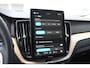 Volvo XC60 T6 350PK Plug-in hybrid AWD Ultra Dark / Adaptieve Cruise control / Head-up Display / Elektrisch glazen panorama-dak / Elektrische stoelen met geheugen / Stuurverwarming / Stoelverwarming v+a / 360 Camera / Harman Kardon / Semi-elektrisch inklapbare trekhaak