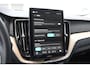 Volvo XC60 T6 350PK Plug-in hybrid AWD Ultra Dark / Adaptieve Cruise control / Head-up Display / Elektrisch glazen panorama-dak / Elektrische stoelen met geheugen / Stuurverwarming / Stoelverwarming v+a / 360 Camera / Harman Kardon / Semi-elektrisch inklapbare trekhaak
