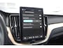 Volvo XC60 T6 350PK Plug-in hybrid AWD Ultra Dark / Adaptieve Cruise control / Head-up Display / Elektrisch glazen panorama-dak / Elektrische stoelen met geheugen / Stuurverwarming / Stoelverwarming v+a / 360 Camera / Harman Kardon / Semi-elektrisch inklapbare trekhaak
