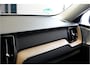 Volvo XC60 2.0 T8 AWD 335kW/456pk Aut8 Recharge Ultra Dark VOL!! LUCHTVERING + BOWERS&WILKINS + PANORAMADAK + BLIS + HEAD-UP + PILOT ASSIST + V&A STOEL-&STUURVERWARMING + ADAPT.CRUISE + GOOGLE DASH&SERVICES + STOELVENTILATIE&-MASSAGE + 360 CAMERA + 22" LM-VELGEN!!