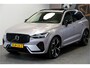Volvo XC60 2.0 T8 AWD 335kW/456pk Aut8 Recharge Ultra Dark VOL!! LUCHTVERING + BOWERS&WILKINS + PANORAMADAK + BLIS + HEAD-UP + PILOT ASSIST + V&A STOEL-&STUURVERWARMING + ADAPT.CRUISE + GOOGLE DASH&SERVICES + STOELVENTILATIE&-MASSAGE + 360 CAMERA + 22" LM-VELGEN!!