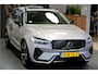 Volvo XC60 2.0 T8 AWD 335kW/456pk Aut8 Recharge Ultra Dark VOL!! LUCHTVERING + BOWERS&WILKINS + PANORAMADAK + BLIS + HEAD-UP + PILOT ASSIST + V&A STOEL-&STUURVERWARMING + ADAPT.CRUISE + GOOGLE DASH&SERVICES + STOELVENTILATIE&-MASSAGE + 360 CAMERA + 22" LM-VELGEN!!