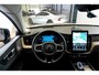Volvo XC60 2.0 T8 AWD 335kW/456pk Aut8 Recharge Ultra Dark VOL!! LUCHTVERING + BOWERS&WILKINS + PANORAMADAK + BLIS + HEAD-UP + PILOT ASSIST + V&A STOEL-&STUURVERWARMING + ADAPT.CRUISE + GOOGLE DASH&SERVICES + STOELVENTILATIE&-MASSAGE + 360 CAMERA + 22" LM-VELGEN!!
