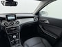 Mercedes-Benz GLA 200 // Camera // Navi // Bi-Xenon // 18" Velgen // Dakrails // Parkeersensoren // Privacy Glass // Stoelverwarming