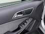 Mercedes-Benz GLA 200 // Camera // Navi // Bi-Xenon // 18" Velgen // Dakrails // Parkeersensoren // Privacy Glass // Stoelverwarming