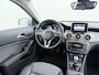 Mercedes-Benz GLA 200 // Camera // Navi // Bi-Xenon // 18" Velgen // Dakrails // Parkeersensoren // Privacy Glass // Stoelverwarming