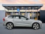 Volvo XC60 T8 Recharge Ultra Dark Executive | 22" | Getint & Gelamineerd Glas | Alarmklasse 3 | Black Edition Interieur | Luchtvering | Bowers & Wilkins | Geventileerd Nappa | Massagestoelen | Head-Up | 360 Camera | Elektr. verst. Stoelen | Full LED