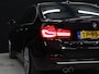 BMW 3-Serie 320i Luxury Edition [CAMERA, PDC, STOELVERWARMING, DIGITAL DASH, CRUISE, BLUETOOTH, NAVIGATIE, LED, MULTIFUNCTIONEEL STUURWIEL, NIEUWSTAAT]