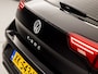 Volkswagen T-Roc 1.5 TSI Sport 150Pk Automaat (APPLE CARPLAY, GROOT NAVI, CLIMATE, GETINT GLAS, SPORTSTOELEN, ADAPTIVE CRUISE, PARKEERSENSOREN, NIEUWE APK, NIEUWSTAAT)