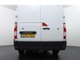 Renault Master T35 2.3dCi 135pk L2H2 3p Navi Camera Airco Pdc Trekhaak Cruise Control R-Link Nieuw Model ! Bluetooth DAB Led Regensensor Betonplex Vloer Lat om Lat Betimmering 1e Eigenaar 2.500kg Trekgewicht Euro 6