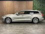 Volvo V60 B5 Aut. Inscription | Trekhaak | Harman Kardon | Adaptieve Cruise Control | Stoel en Stuurwielverwarming | Parkeercamera | Full LED Meesturende koplampen | Pilot Assist | BLIS Dode Hoek Detectie | Voorstoelen elektrisch geheugen | Lederen bekleding | Zitting verlenging voorstoelen | 18 Inch | Keyless Drive | Parkeersensoren voor+achter | Privacy Glass | Elektrisch bedienbare achterklep | Draadloos telefoon opladen | Climate Control L+R | Breedstralers in voorbumper | Alarm Klasse III | DAB Radio | Apple Carplay/Android auto | Volvo On Call met mobiele App functie | Pebble Grey Metallic |