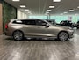 Volvo V60 B5 Aut. Inscription | Trekhaak | Harman Kardon | Adaptieve Cruise Control | Stoel en Stuurwielverwarming | Parkeercamera | Full LED Meesturende koplampen | Pilot Assist | BLIS Dode Hoek Detectie | Voorstoelen elektrisch geheugen | Lederen bekleding | Zitting verlenging voorstoelen | 18 Inch | Keyless Drive | Parkeersensoren voor+achter | Privacy Glass | Elektrisch bedienbare achterklep | Draadloos telefoon opladen | Climate Control L+R | Breedstralers in voorbumper | Alarm Klasse III | DAB Radio | Apple Carplay/Android auto | Volvo On Call met mobiele App functie | Pebble Grey Metallic |