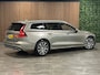 Volvo V60 B5 Aut. Inscription | Trekhaak | Harman Kardon | Adaptieve Cruise Control | Stoel en Stuurwielverwarming | Parkeercamera | Full LED Meesturende koplampen | Pilot Assist | BLIS Dode Hoek Detectie | Voorstoelen elektrisch geheugen | Lederen bekleding | Zitting verlenging voorstoelen | 18 Inch | Keyless Drive | Parkeersensoren voor+achter | Privacy Glass | Elektrisch bedienbare achterklep | Draadloos telefoon opladen | Climate Control L+R | Breedstralers in voorbumper | Alarm Klasse III | DAB Radio | Apple Carplay/Android auto | Volvo On Call met mobiele App functie | Pebble Grey Metallic |