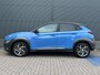 Hyundai Kona 1.6 GDI HEV Premium / Navigatie / Apple Carplay & Android Auto / Lederen Bekleding / Stuur & Stoelverwarming / Stoelventilatie / Elektrisch Verstelbare Stoelen / LED lampen / Parkersensoren Rondom / HUD /