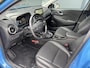 Hyundai Kona 1.6 GDI HEV Premium / Navigatie / Apple Carplay & Android Auto / Lederen Bekleding / Stuur & Stoelverwarming / Stoelventilatie / Elektrisch Verstelbare Stoelen / LED lampen / Parkersensoren Rondom / HUD /