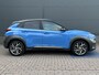 Hyundai Kona 1.6 GDI HEV Premium / Navigatie / Apple Carplay & Android Auto / Lederen Bekleding / Stuur & Stoelverwarming / Stoelventilatie / Elektrisch Verstelbare Stoelen / LED lampen / Parkersensoren Rondom / HUD /
