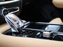 Volvo V60 2.0 T6 Plug-in hybrid AWD Ultra Dark / Head-Up Display / Bowers & Wilkins Audio / Stoelmassage / 360 camera / Pano. dak / Stoelventilatie / Elektr. stoelverstelling / Stoel-, stuur- & achterbankverwarming / BLIS