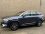 Volvo XC90 2.0 T8 390pk Recharge AWD Inscription | 7-persoons | Wegklapbare trekhaak | Lederen interieur | 360 camera | Navigatie | Stoelverwarming&koeling | Stuurverwarming | DAB | LED | Adaptieve cruise / Pilot assist | Lane assist | Virtual cockpit | Apple CarPlay / Android Auto | Head up display | Elektrisch verstelbare stoelen met memory | Volledig onderhouden!