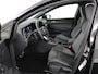 Volkswagen Golf 1.5 eTSI R-Line | Trekhaak | Stoelverwarming | Camera | Sportstoelen | Carplay | Navigatie | Sfeerverlichting | Climate control | Parkeerhulp | Adaptive cruise | File Assistent