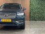Volvo XC90 T8 AWD Recharge Inscription Long Range | Trekhaak | 360° Camera | Harman Kardon | 455pk | Adaptieve Cruise Control | Stoel en Stuurwielverwarming | Full LED Meesturende koplampen | Pilot Assist | BLIS Dode Hoek Detectie | Elektrische voorstoelen geheugen | Lederen bekleding | Zitting verlenging voorstoelen | Lederen dashboard | 20 Inch | Keyless Drive | Parkeersensoren voor+achter | Privacy Glass | Elektrisch bedienbare achterklep | 7-Persoons | 4-Zone Climate Control | Geïntegreerde zongordijnen achterportieren | Verlichte instaplijsten | Draadloos telefoon opladen | Alarm Klasse III | DAB Radio | Apple Carplay/Android Auto | Volvo On Call met mobiele App functie | Denim Blue Metallic |