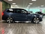 Volvo XC90 T8 AWD Recharge Ultra Dark | Vol! | Bowers & Wilkins | Luchtvering | Stoelventilatie | Trekhaak | 360 Camera | Head-Up Display | Stoelmassage | 455pk | Adaptieve Cruise Control | Stoelverwarming voor+achter | Stuurwielverwarming | Schuifdak | 22 Inch | Full LED  Meesturende koplampen | Pilot Assist | BLIS Dode Hoek Detectie | Alcantara hemelbekleding | Lederen handgrepen en zonnekleppen | Elektrische voorstoelen geheugen | Nappa Lederen bekleding | Zitting verlenging voorstoelen | Lederen Dashboard | Google Infotainment | Keyless Drive | Parkeersensoren voor+achter | Privacy Glass | Elektrisch bedienbare achterklep | Geïntegreerde zongordijnen achterportieren | Geïntegreerd kinderzitje achterin | Verlichte instaplijsten | 7-Persoons | 4-Zone Climate Control | DAB Radio | Apple Carplay/Android Auto | Alarm Klasse III | Draadloos telefoon opladen | Volvo On Call met mobiele App functie | Denim Blue Metallic |