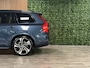 Volvo XC90 T8 AWD Recharge Ultra Dark | Vol! | Bowers & Wilkins | Luchtvering | Stoelventilatie | Trekhaak | 360 Camera | Head-Up Display | Stoelmassage | 455pk | Adaptieve Cruise Control | Stoelverwarming voor+achter | Stuurwielverwarming | Schuifdak | 22 Inch | Full LED  Meesturende koplampen | Pilot Assist | BLIS Dode Hoek Detectie | Alcantara hemelbekleding | Lederen handgrepen en zonnekleppen | Elektrische voorstoelen geheugen | Nappa Lederen bekleding | Zitting verlenging voorstoelen | Lederen Dashboard | Google Infotainment | Keyless Drive | Parkeersensoren voor+achter | Privacy Glass | Elektrisch bedienbare achterklep | Geïntegreerde zongordijnen achterportieren | Geïntegreerd kinderzitje achterin | Verlichte instaplijsten | 7-Persoons | 4-Zone Climate Control | DAB Radio | Apple Carplay/Android Auto | Alarm Klasse III | Draadloos telefoon opladen | Volvo On Call met mobiele App functie | Denim Blue Metallic |