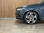 Volvo XC90 T8 AWD Recharge Ultra Dark | Vol! | Bowers & Wilkins | Luchtvering | Stoelventilatie | Trekhaak | 360 Camera | Head-Up Display | Stoelmassage | 455pk | Adaptieve Cruise Control | Stoelverwarming voor+achter | Stuurwielverwarming | Schuifdak | 22 Inch | Full LED  Meesturende koplampen | Pilot Assist | BLIS Dode Hoek Detectie | Alcantara hemelbekleding | Lederen handgrepen en zonnekleppen | Elektrische voorstoelen geheugen | Nappa Lederen bekleding | Zitting verlenging voorstoelen | Lederen Dashboard | Google Infotainment | Keyless Drive | Parkeersensoren voor+achter | Privacy Glass | Elektrisch bedienbare achterklep | Geïntegreerde zongordijnen achterportieren | Geïntegreerd kinderzitje achterin | Verlichte instaplijsten | 7-Persoons | 4-Zone Climate Control | DAB Radio | Apple Carplay/Android Auto | Alarm Klasse III | Draadloos telefoon opladen | Volvo On Call met mobiele App functie | Denim Blue Metallic |