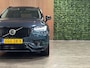 Volvo XC90 T8 AWD Recharge Ultra Dark | Vol! | Bowers & Wilkins | Luchtvering | Stoelventilatie | Trekhaak | 360 Camera | Head-Up Display | Stoelmassage | 455pk | Adaptieve Cruise Control | Stoelverwarming voor+achter | Stuurwielverwarming | Schuifdak | 22 Inch | Full LED  Meesturende koplampen | Pilot Assist | BLIS Dode Hoek Detectie | Alcantara hemelbekleding | Lederen handgrepen en zonnekleppen | Elektrische voorstoelen geheugen | Nappa Lederen bekleding | Zitting verlenging voorstoelen | Lederen Dashboard | Google Infotainment | Keyless Drive | Parkeersensoren voor+achter | Privacy Glass | Elektrisch bedienbare achterklep | Geïntegreerde zongordijnen achterportieren | Geïntegreerd kinderzitje achterin | Verlichte instaplijsten | 7-Persoons | 4-Zone Climate Control | DAB Radio | Apple Carplay/Android Auto | Alarm Klasse III | Draadloos telefoon opladen | Volvo On Call met mobiele App functie | Denim Blue Metallic |
