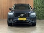 Volvo XC90 T8 AWD Recharge Ultra Dark | Vol! | Bowers & Wilkins | Luchtvering | Stoelventilatie | Trekhaak | 360 Camera | Head-Up Display | Stoelmassage | 455pk | Adaptieve Cruise Control | Stoelverwarming voor+achter | Stuurwielverwarming | Schuifdak | 22 Inch | Full LED  Meesturende koplampen | Pilot Assist | BLIS Dode Hoek Detectie | Alcantara hemelbekleding | Lederen handgrepen en zonnekleppen | Elektrische voorstoelen geheugen | Nappa Lederen bekleding | Zitting verlenging voorstoelen | Lederen Dashboard | Google Infotainment | Keyless Drive | Parkeersensoren voor+achter | Privacy Glass | Elektrisch bedienbare achterklep | Geïntegreerde zongordijnen achterportieren | Geïntegreerd kinderzitje achterin | Verlichte instaplijsten | 7-Persoons | 4-Zone Climate Control | DAB Radio | Apple Carplay/Android Auto | Alarm Klasse III | Draadloos telefoon opladen | Volvo On Call met mobiele App functie | Denim Blue Metallic |