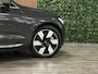 Volvo XC60 T8 AWD Recharge Ultra Bright | Luchtvering | Trekhaak | 360° Camera | 455pk | Head-Up Display | Adaptieve Cruise Control | Stoelverwarming voor+achter | Stuurwielverwarming | Schuifdak | Full LED Meesturende koplampen | Pilot Assist | BLIS Dode Hoek Detectie | Elektrische voorstoelen geheugen | Lederen bekleding | Zitting verlenging voorstoelen | Lederen dashboard | 20 Inch | Google Infotainment | Keyless Drive | Elektrisch bedienbare achterklep | DAB Radio | Apple Carplay/Android Auto | Alarm Klasse III | Draadloos telefoon opladen | Volvo On Call met mobiele App functie | Platinum Grey Metallic |