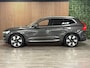 Volvo XC60 T8 AWD Recharge Ultra Bright | Luchtvering | Trekhaak | 360° Camera | 455pk | Head-Up Display | Adaptieve Cruise Control | Stoelverwarming voor+achter | Stuurwielverwarming | Schuifdak | Full LED Meesturende koplampen | Pilot Assist | BLIS Dode Hoek Detectie | Elektrische voorstoelen geheugen | Lederen bekleding | Zitting verlenging voorstoelen | Lederen dashboard | 20 Inch | Google Infotainment | Keyless Drive | Elektrisch bedienbare achterklep | DAB Radio | Apple Carplay/Android Auto | Alarm Klasse III | Draadloos telefoon opladen | Volvo On Call met mobiele App functie | Platinum Grey Metallic |