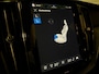 Volvo XC60 T8 AWD Recharge Ultra Bright | Luchtvering | Trekhaak | 360° Camera | 455pk | Head-Up Display | Adaptieve Cruise Control | Stoelverwarming voor+achter | Stuurwielverwarming | Schuifdak | Full LED Meesturende koplampen | Pilot Assist | BLIS Dode Hoek Detectie | Elektrische voorstoelen geheugen | Lederen bekleding | Zitting verlenging voorstoelen | Lederen dashboard | 20 Inch | Google Infotainment | Keyless Drive | Elektrisch bedienbare achterklep | DAB Radio | Apple Carplay/Android Auto | Alarm Klasse III | Draadloos telefoon opladen | Volvo On Call met mobiele App functie | Platinum Grey Metallic |