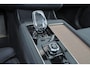 Volvo XC90 T8 Recharge AWD Ultra Dark - Panorama/schuifdak - IntelliSafe Assist & Surround - 360º Camera - Harman/Kardon audio - Adaptieve LED koplampen - Verwarmde voorstoelen, stuur & achterbank - Parkeersensoren voor & achter - Elektr. bedienb. voorstoelen met geheugen - Head up display - Draadloze tel. lader - Extra getint glas - 21' LMV