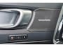 Volvo XC40 B3 Ultra Dark - Panorama/schuifdak - IntelliSafe Assist & Surround - 360º Camera - Harman/Kardon audio - Adaptieve LED koplampen - Verwarmde voorstoelen & stuur - Parkeersensoren voor & achter - Elektr. bedienb. voorstoelen met geheugen links - Draadloze tel. lader - Extra getint glas - 19' LMV