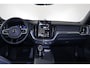 Volvo XC60 T8 Recharge AWD Ultra Black Edition Exec - Luchtvering - Panorama/schuifdak - IntelliSafe Assist & Surround - 360º Camera - Bowers & Wilkins audio - Adaptieve LED koplampen - Verwarmde voorstoelen, stuur & achterbank - Parkeersensoren voor & achter - Elektr. bedienb. voorstoelen met geheugen - Head up display - Draadloze tel. lader - Extra getint glas - Inklapbare trekhaak - 22' LMV