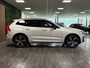 Volvo XC60 T6 AWD Recharge R-Design | MY22 Facelift | Trekhaak | Harman Kardon | Crystal White | Google Infotainment | Adaptieve Cruise Control | Standkachel met Volvo On Call App | Stoel en Stuurwielverwarming | 21 Inch | Full LED Meesturende koplampen | Pilot Assist | Bestuurdersstoel elektrisch geheugen | Parkeercamera | Contour stoelen | Zitting verlenging voorstoelen | Schuifdak | Keyless Drive | Parkeersensoren voor+achter | Privacy Glass | Elektrisch bedienbare achterklep | DAB Radio | Apple Carplay | Draadloos telefoon opladen | Crystal White Metallic |