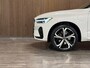 Volvo XC60 T6 AWD Recharge R-Design | MY22 Facelift | Trekhaak | Harman Kardon | Crystal White | Google Infotainment | Adaptieve Cruise Control | Standkachel met Volvo On Call App | Stoel en Stuurwielverwarming | 21 Inch | Full LED Meesturende koplampen | Pilot Assist | Bestuurdersstoel elektrisch geheugen | Parkeercamera | Contour stoelen | Zitting verlenging voorstoelen | Schuifdak | Keyless Drive | Parkeersensoren voor+achter | Privacy Glass | Elektrisch bedienbare achterklep | DAB Radio | Apple Carplay | Draadloos telefoon opladen | Crystal White Metallic |