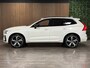 Volvo XC60 T6 AWD Recharge R-Design | MY22 Facelift | Trekhaak | Harman Kardon | Crystal White | Google Infotainment | Adaptieve Cruise Control | Standkachel met Volvo On Call App | Stoel en Stuurwielverwarming | 21 Inch | Full LED Meesturende koplampen | Pilot Assist | Bestuurdersstoel elektrisch geheugen | Parkeercamera | Contour stoelen | Zitting verlenging voorstoelen | Schuifdak | Keyless Drive | Parkeersensoren voor+achter | Privacy Glass | Elektrisch bedienbare achterklep | DAB Radio | Apple Carplay | Draadloos telefoon opladen | Crystal White Metallic |
