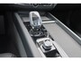 Volvo XC60 T8 Recharge AWD Ultra Black Edition Exec - Luchtvering - Panorama/schuifdak - IntelliSafe Assist & Surround - 360º Camera - Bowers & Wilkins audio - Adaptieve LED koplampen - Verwarmde voorstoelen, stuur & achterbank - Parkeersensoren voor & achter - Elektr. bedienb. voorstoelen met geheugen - Head up display - Draadloze tel. lader - Extra getint glas - Inklapbare trekhaak - 21' LMV