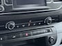 Opel Vivaro 2.0CDTI L2H1 3-Persoons Trekhaak Euro 6 Navi Apple Carplay Android Auto Airco Cruise Control Pdc Edition Regen-Lichtsensor Betonplex Vloer Wandbetimmering Schuifdeur 2.500KG Trekgewicht Origineel Nederlandse Bus