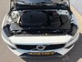 Volvo V60 2.0 T5 251PK Aut. Leder Wegkl.Trekhaak Navi Ecc Adap.Cruise Contourstoelen Apple CarPlay Android Auto Bordherk. High Performance Audio Pdc Momentum Elek.Stoelen+Memory Elek.Achterklep Privacy Glas Lmv 18" Regensensor 1.800KG Trekgewicht Origineel Nederlandse Auto