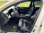 Volvo V60 2.0 T5 251PK Aut. Leder Wegkl.Trekhaak Navi Ecc Adap.Cruise Contourstoelen Apple CarPlay Android Auto Bordherk. High Performance Audio Pdc Momentum Elek.Stoelen+Memory Elek.Achterklep Privacy Glas Lmv 18" Regensensor 1.800KG Trekgewicht Origineel Nederlandse Auto