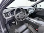 Volvo XC60 2.0 Recharge T8 AWD R-Design PLUG-IN HYBRIDE | SOH 89% | PANORAMADAK | ELEKTR. TREKHAAK | LEDER | CAMERA | HARMAN KARDON | MEMORY SEATS | 21" LMV | WINTERPAKKET STOEL + STUURVERWARMING || RIJKLAAR | 12 MND BOVAG GARANTIE |
