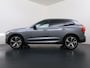 Volvo XC60 2.0 Recharge T8 AWD R-Design PLUG-IN HYBRIDE | SOH 89% | PANORAMADAK | ELEKTR. TREKHAAK | LEDER | CAMERA | HARMAN KARDON | MEMORY SEATS | 21" LMV | WINTERPAKKET STOEL + STUURVERWARMING || RIJKLAAR | 12 MND BOVAG GARANTIE |