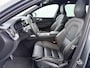 Volvo XC60 2.0 Recharge T8 AWD R-Design PLUG-IN HYBRIDE | SOH 89% | PANORAMADAK | ELEKTR. TREKHAAK | LEDER | CAMERA | HARMAN KARDON | MEMORY SEATS | 21" LMV | WINTERPAKKET STOEL + STUURVERWARMING || RIJKLAAR | 12 MND BOVAG GARANTIE |