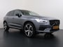 Volvo XC60 2.0 Recharge T8 AWD R-Design PLUG-IN HYBRIDE | SOH 89% | PANORAMADAK | ELEKTR. TREKHAAK | LEDER | CAMERA | HARMAN KARDON | MEMORY SEATS | 21" LMV | WINTERPAKKET STOEL + STUURVERWARMING || RIJKLAAR | 12 MND BOVAG GARANTIE |