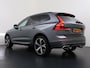 Volvo XC60 2.0 Recharge T8 AWD R-Design PLUG-IN HYBRIDE | SOH 89% | PANORAMADAK | ELEKTR. TREKHAAK | LEDER | CAMERA | HARMAN KARDON | MEMORY SEATS | 21" LMV | WINTERPAKKET STOEL + STUURVERWARMING || RIJKLAAR | 12 MND BOVAG GARANTIE |