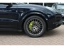 Porsche Cayenne Coupé 3.0 E-Hybrid / Trekhaak / Panoramadak / 360Camera / Head-up / Burmester / Softclose / Keyless / 21'' / Luchtvering / Nachtzicht / Carbon intr. / Sportdesign+Chrono / Stoelventilatie+Verwarming / Dodehoek