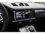 Porsche Cayenne Coupé 3.0 E-Hybrid / Trekhaak / Panoramadak / 360Camera / Head-up / Burmester / Softclose / Keyless / 21'' / Luchtvering / Nachtzicht / Carbon intr. / Sportdesign+Chrono / Stoelventilatie+Verwarming / Dodehoek